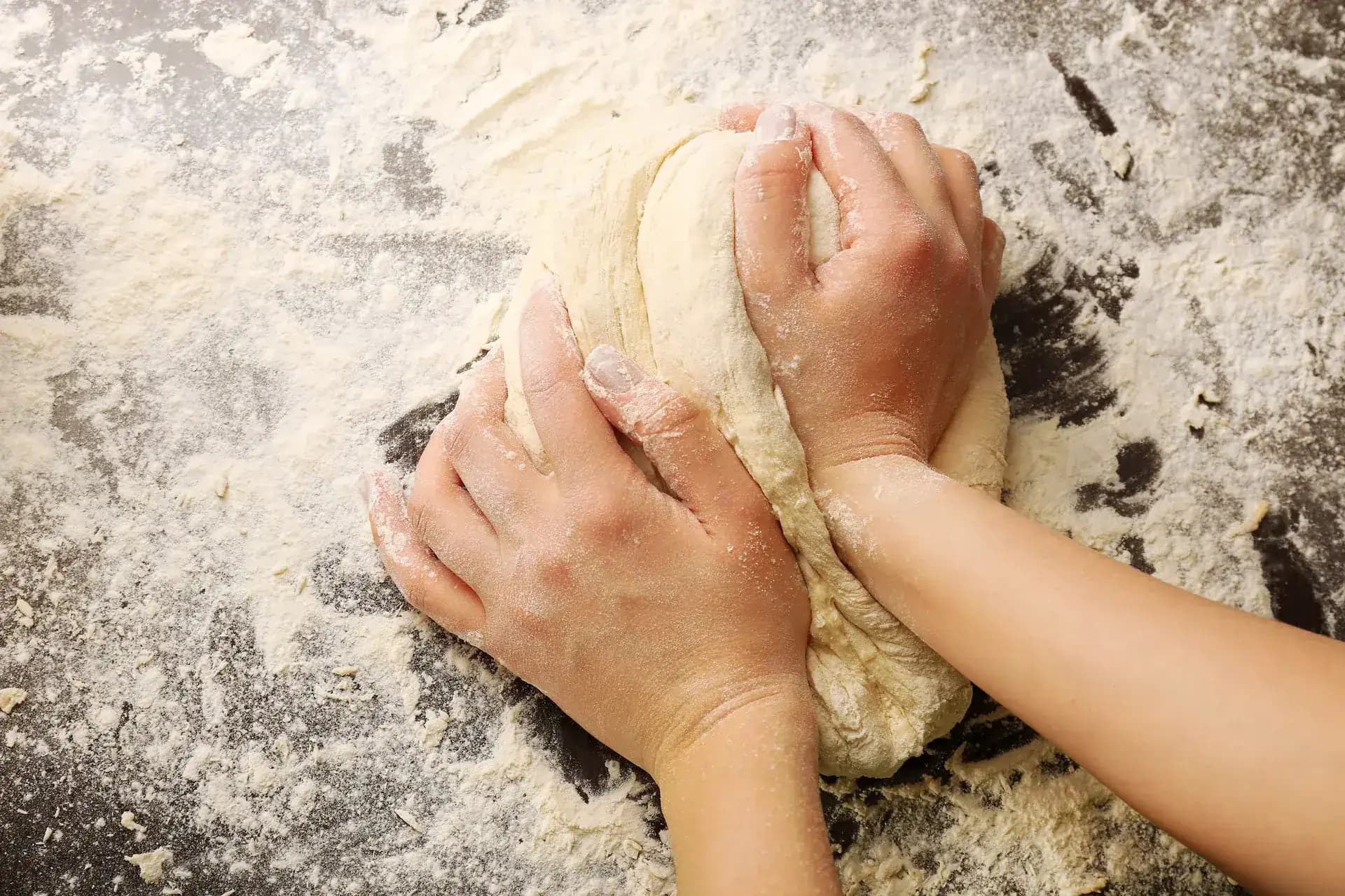 Pizza hamuru yoğurma